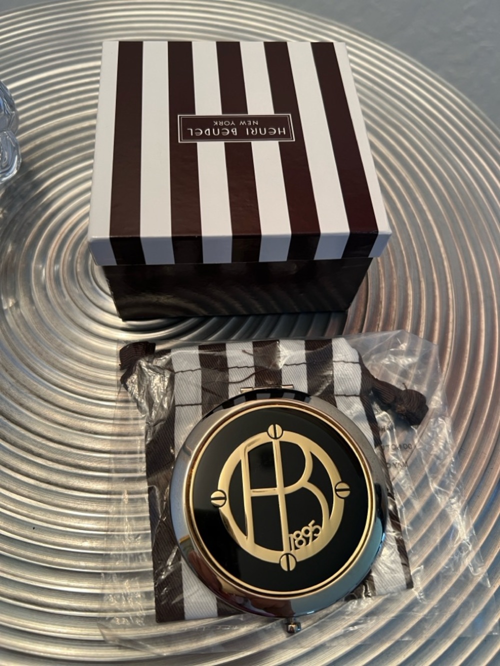 HENRI BENDEL NWOT SIGNATURE COMPACT MIRROR - Picture 8 of 8